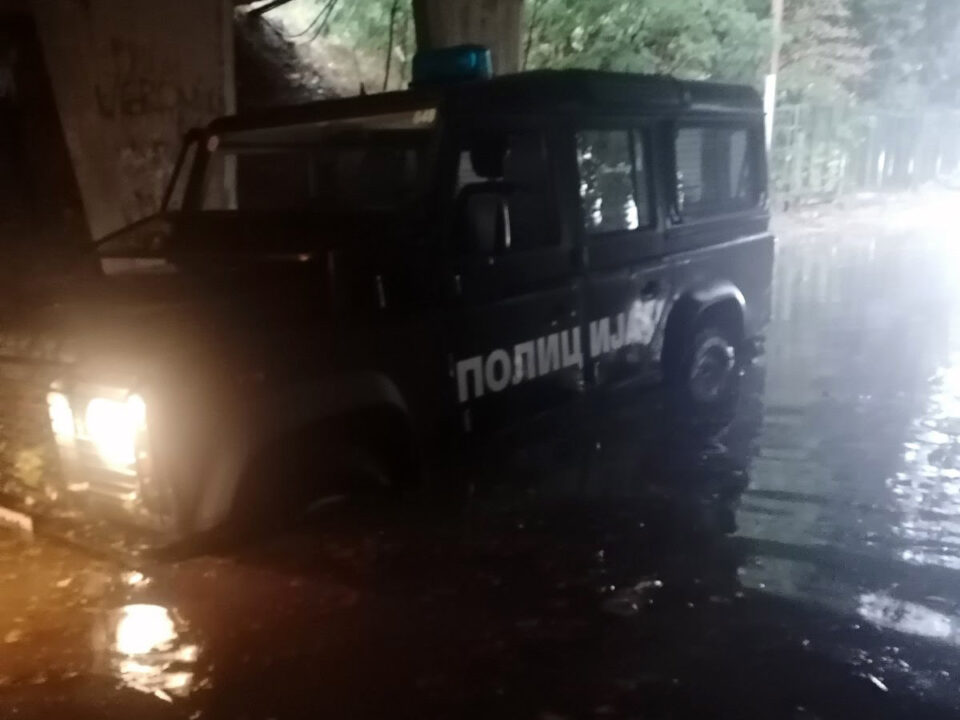 Полициски службеници извлекуваат заглавени возила во Скопје