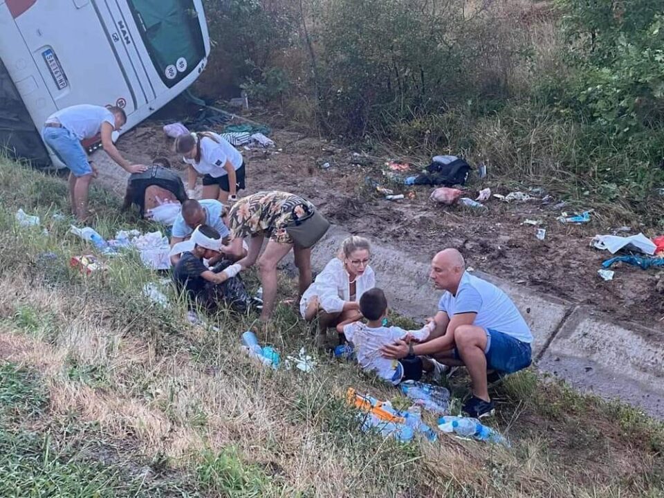 Автобус со деца се преврте во Бугарија: Повредени се 12 лица – двајца возрасни и осум деца