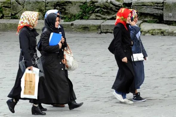 Курти: Да се дозволи носењето шамии и верски симболи за лица над 16-годишна возраст