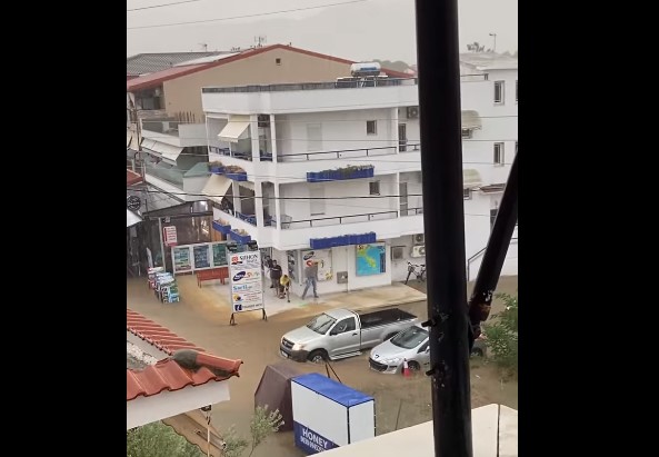 Поплавени улици и уништени плажи по невремето на Халкидики