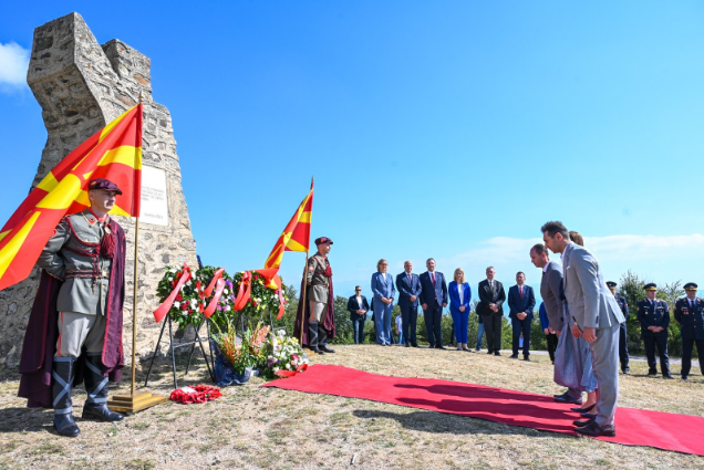 Делегација на СДСМ положи цвеќе и оддаде почит на македонските великани во Крушево