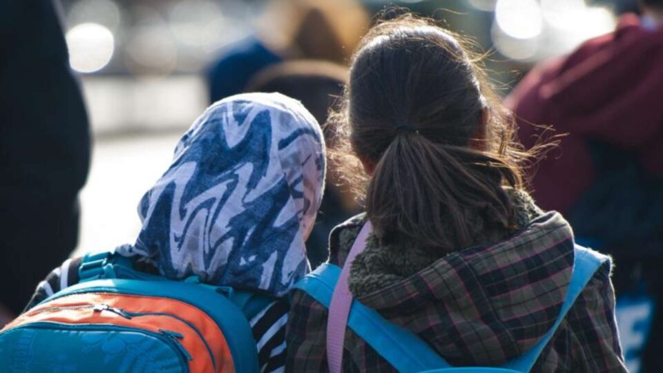 На Курти засега не му успеа: Останува во сила забраната за носење шамии во училиштата