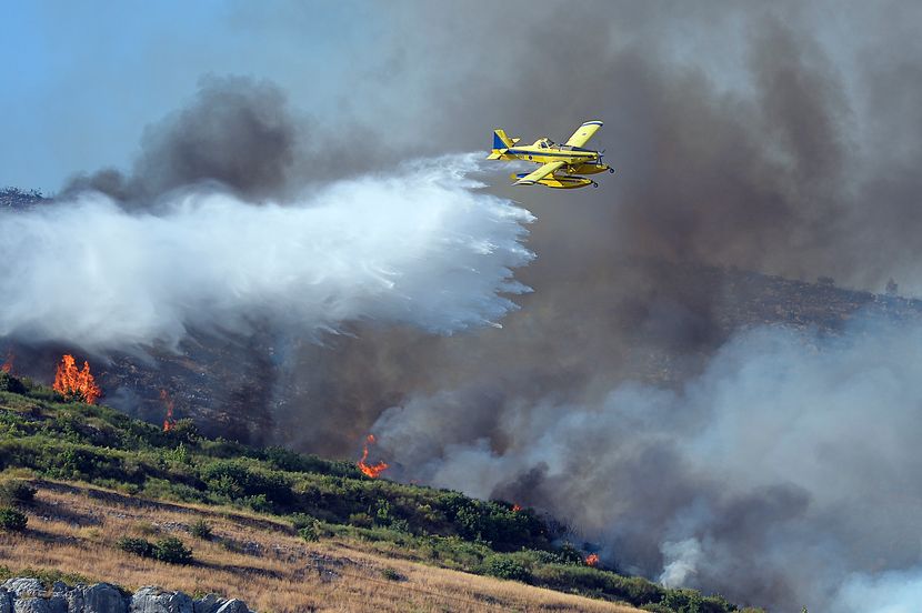 Пожарот кај Дубровник локализиран – загина пожарникар