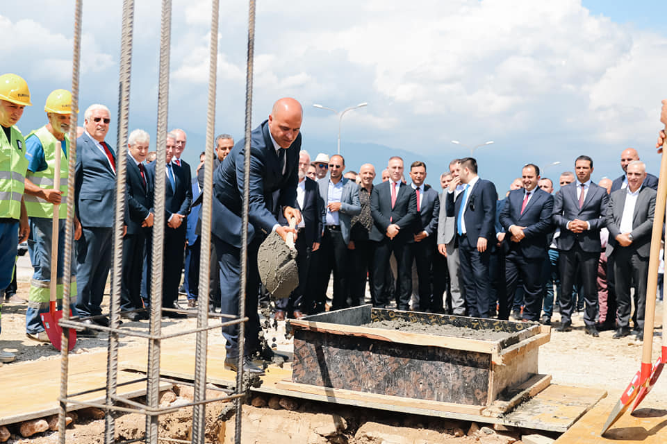 Цела Влада на камен темелник на фабриката за електрични автомобили во Тетово