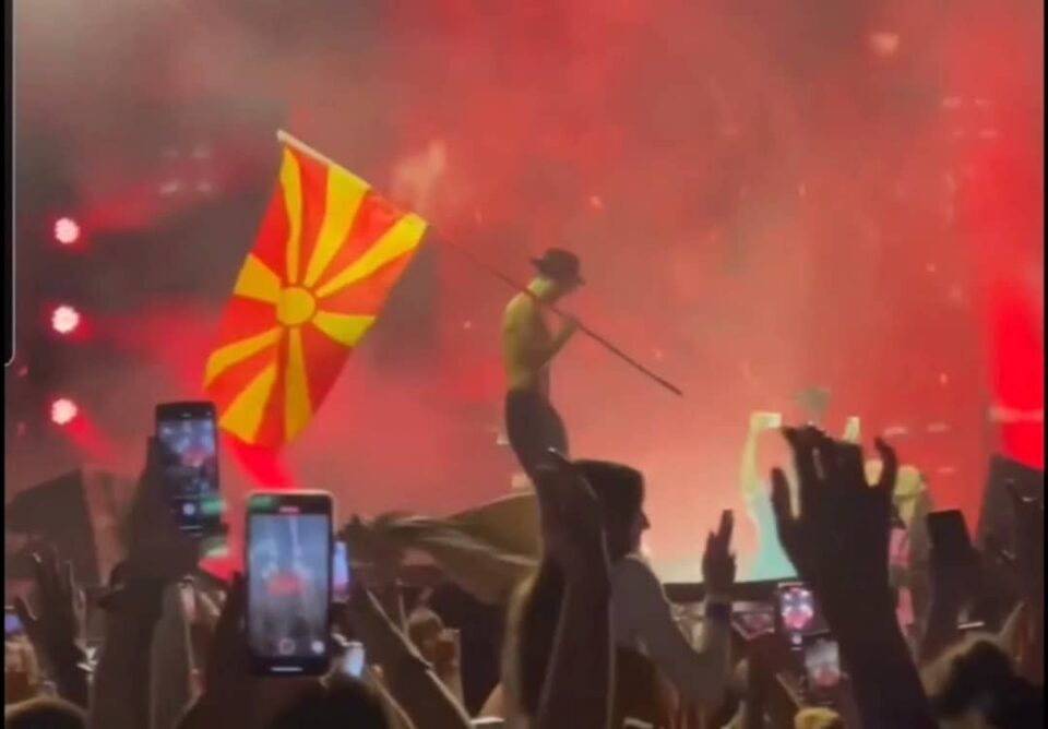 Тими Трампет на „Охрид колинг“ со „Јовано, Јованке“, „Слушам кај шумат шумите“ и развиорено македонско знаме честиташе Илинден