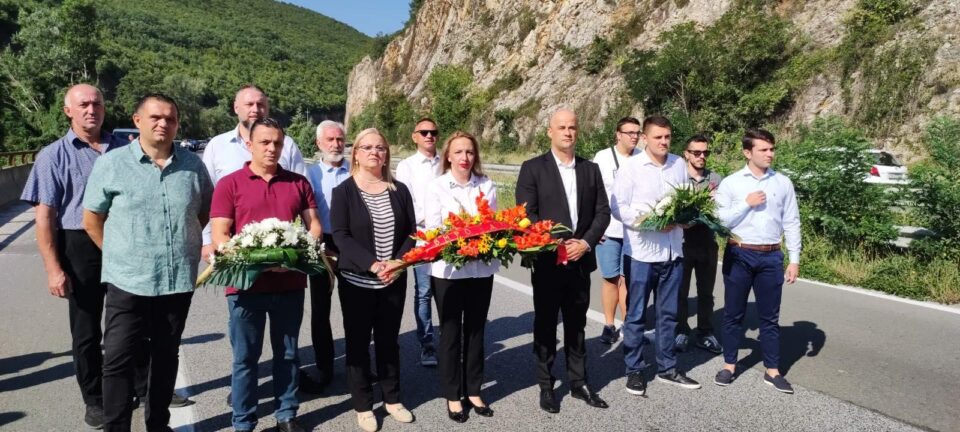 Делегација на ВМРО-ДПМНЕ им оддаде почит на убиените војници во заседата кај Карпалак