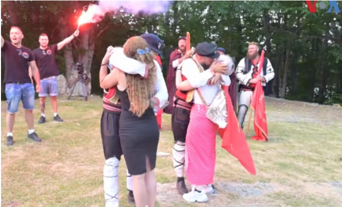 Двајца учесници во илинденската коњаница ги запросија своите девојки на Мечкин Камен