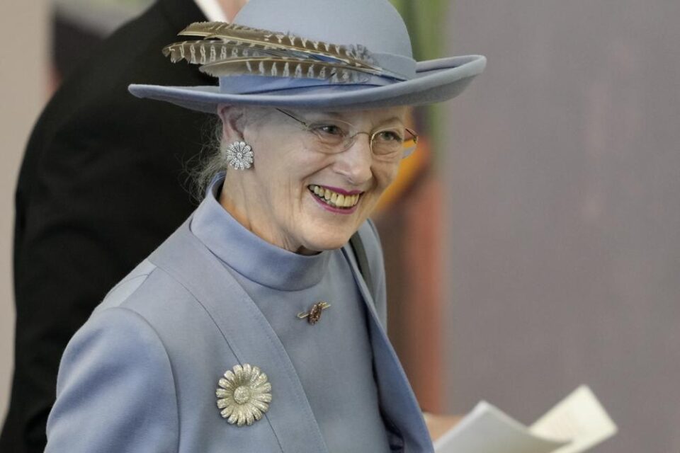 Данската кралица позитивна на коронавирусот откако се врати од погребот на кралицата Елизабета Втора