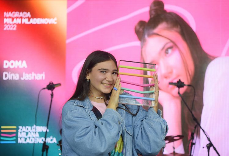 Наградата „Милан Младеновиќ“ за 2022 година ја доби младата македонска музичарка Дина Јашари
