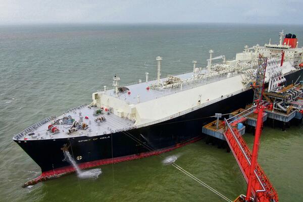 Повторно хаос во Суцкиот канал: Огромен танкер се насука и целосно го блокираше сообраќајот