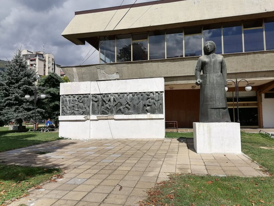 Оскрнавен споменикот на Револуцијата во центарот на Тетово