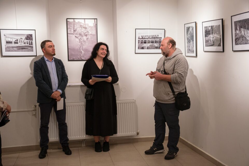 Во Градскиот музеј во Крива Паланка поставена изложба на фотографии и промоција на фотокнига „Во главата пишувам расказ“ од Баковска и Димоски