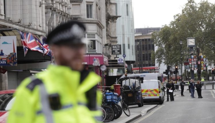 Инцидент пред претстојниот погреб на кралицата: Избодени двајца полицајци во Лондон