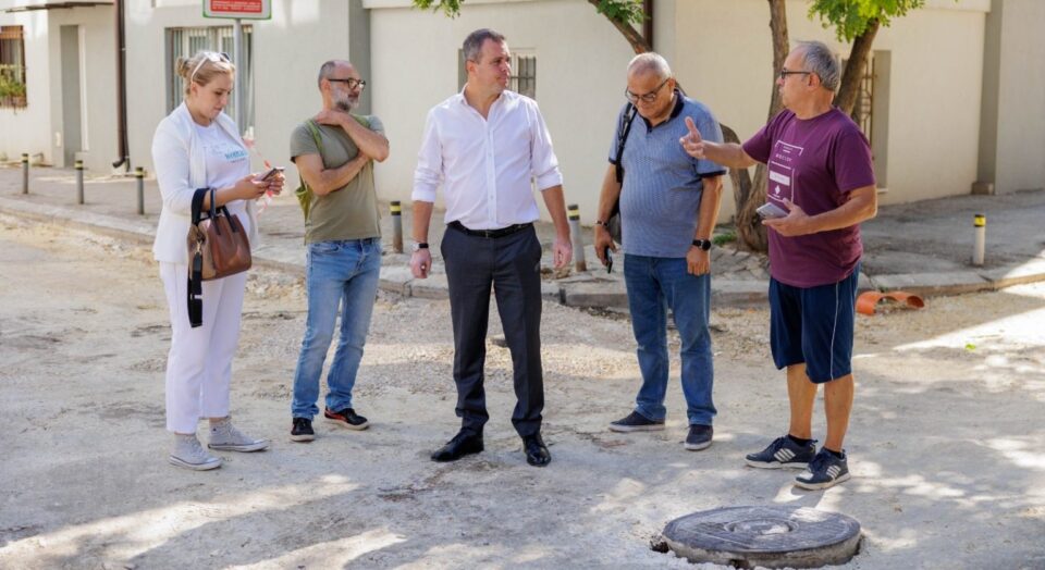 Фирма ангажирана од Општина Центар заедно со улицата Козара ги асфалтирала и шахтите и решетките за канализација
