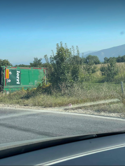 Камион се преврте на автопатот Гостивар-Тетово