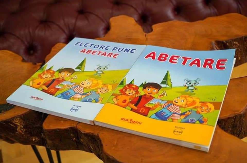 Aлбанските ученици во Македонија ќе учат од ист буквар како врсниците од Косово и Албанија