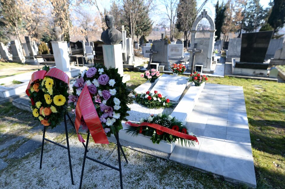 Собраниска делегација ќе положи цвеќе на вечните почивалишта на поранешните претседатели Глигоров и Трајковски
