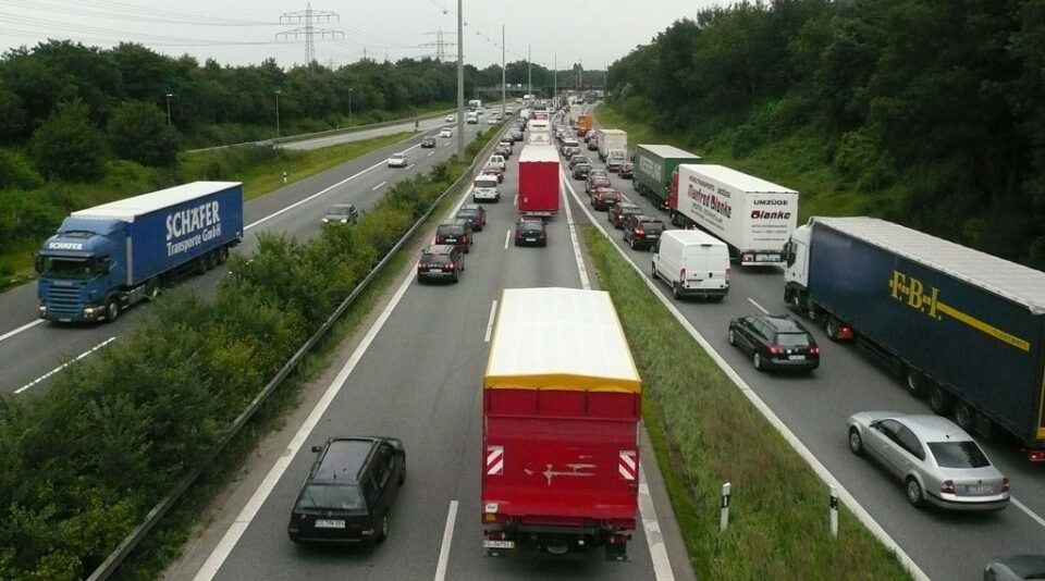 Во Србија покрената иницијатива за забрана камионите да престигнуваат на автопатиштата
