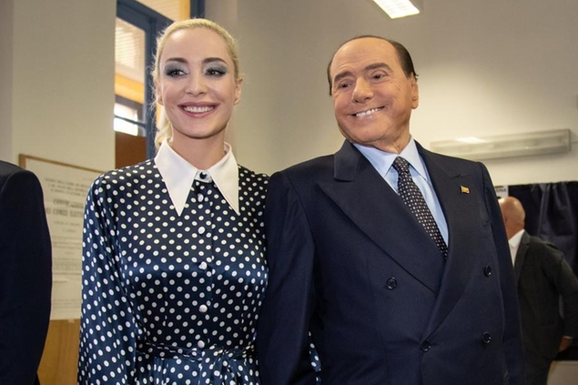86-годишниот Берлускони во горниот, а неговата 32-годишна девојка во долниот дом на парламентот