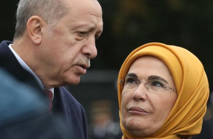 Мајката на Ердоган барала снаата целосно да го покрива лицето