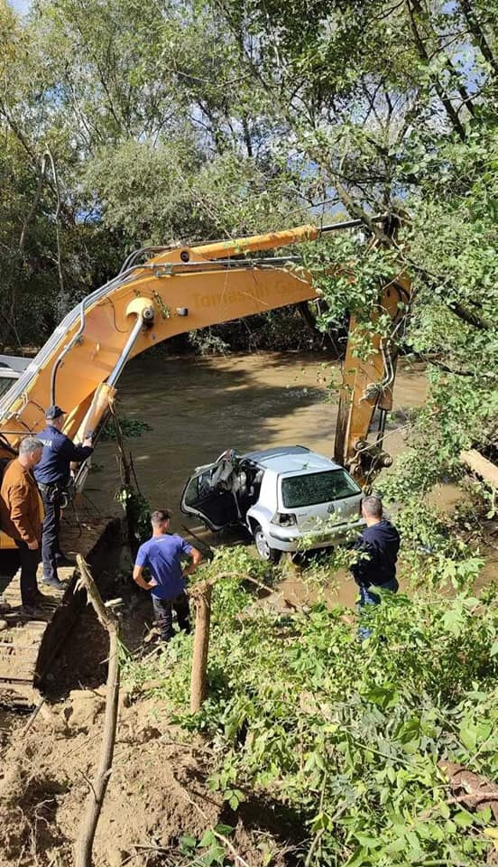 Потрагата се засилува по лицето кое со „голф 4“ падна вчера во водите на Вардар кај Желино