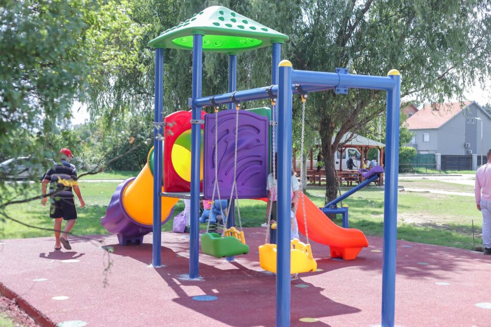 Стефковски: Изградени нов парк, детско катче и кошаркарско игралиште во Ченто