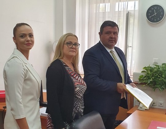 ВМРО-ДПМНЕ ја поднесе иницијативата за референдум до Собранието