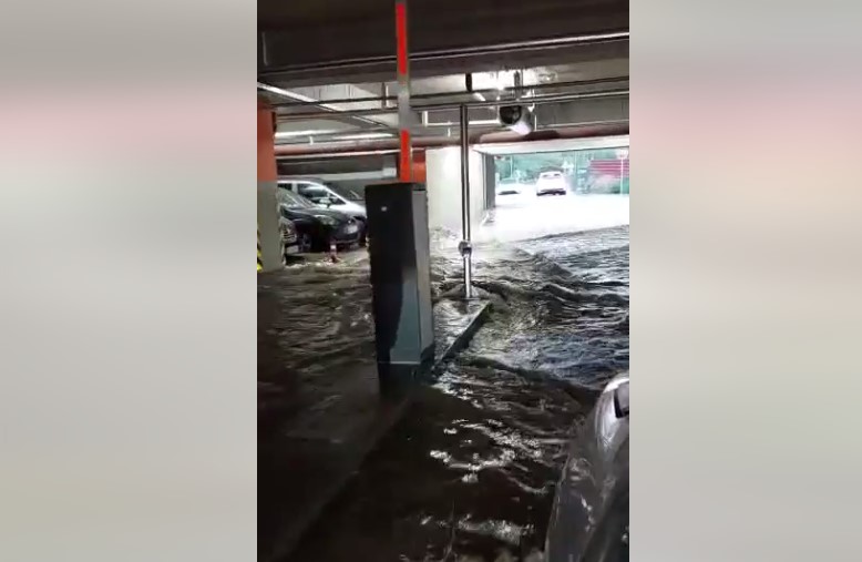 Ново видео од потопениот „Ист гејт“, се гледа како водата се слива во гаража