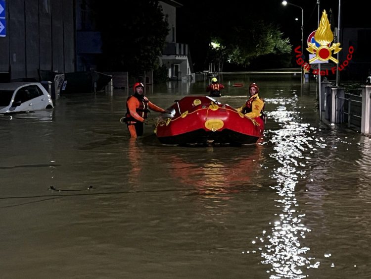 Најмалку 10 жртви во поплавите во Италија, има и исчезнати, а меѓу нив и деца