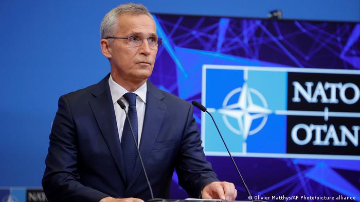 НАТО: Путин пропаѓа во Украина