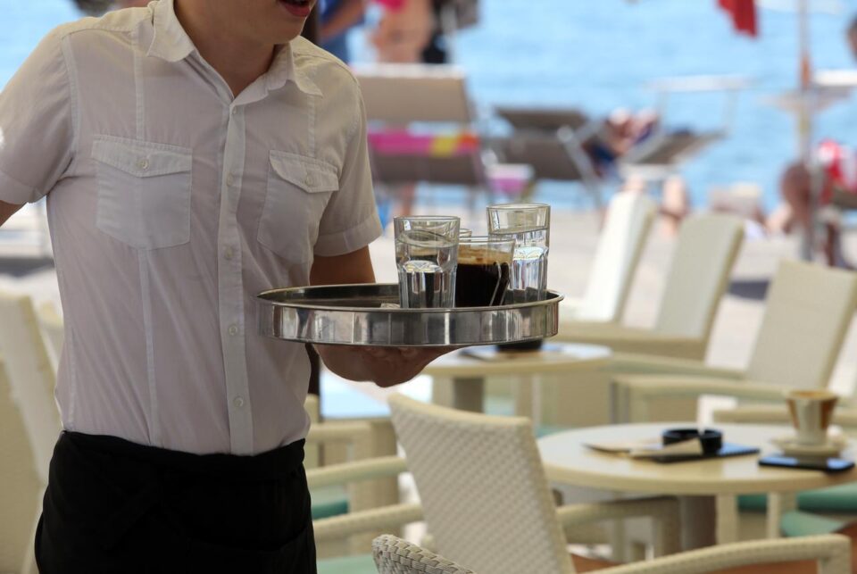 Кривична за директорот од Прилеп кој зеде неплатен одмор за да работи како келнер во Хрватска