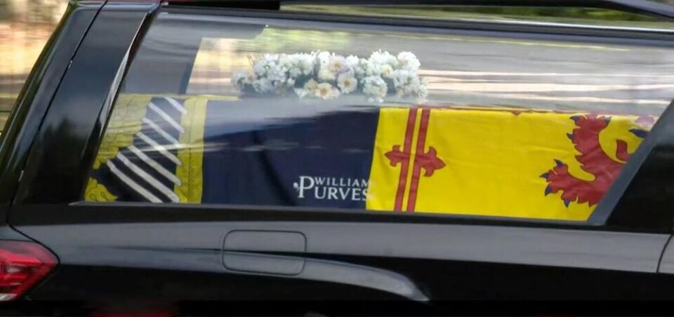 Погребот на кралицата ги скара светските лидери: Само Бајден со автомобил, другите навредени со автобус