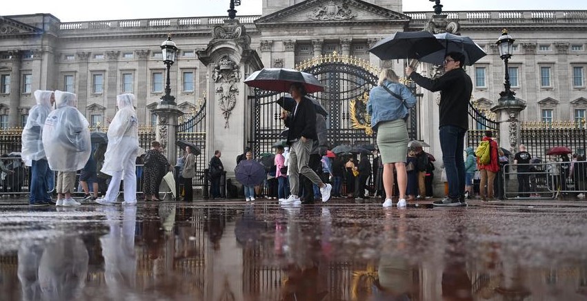 Британците се собираат пред Бакингемската палата