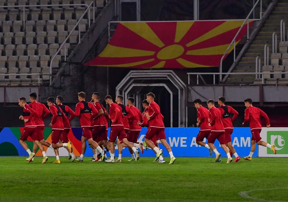 Мицкоски им посака успех на фудбалерите: Нека грми Македониjа за победа!