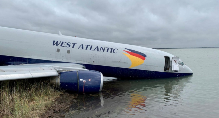 Авион ја промаши пистата кај Монпелје и заврши во езеро