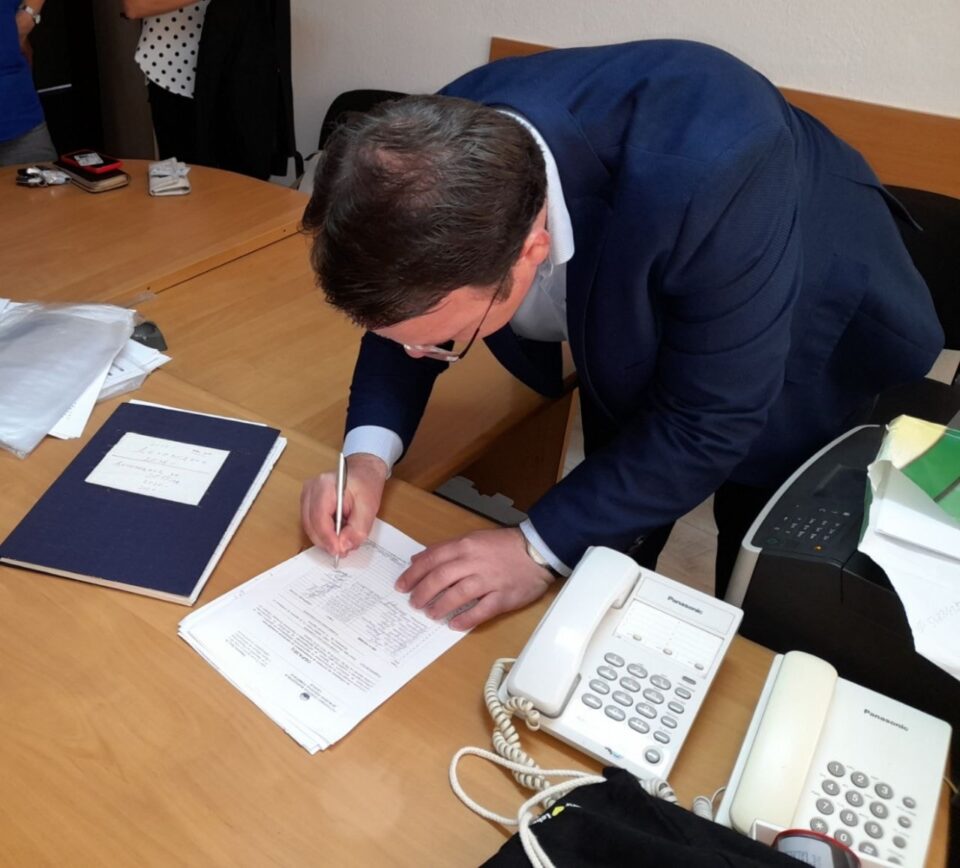 Николоски се потпиша на иницијативата за референдум