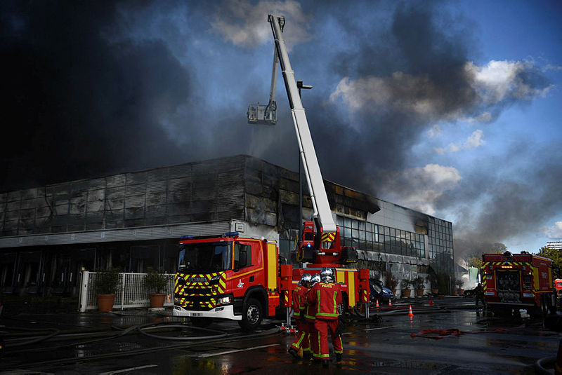Во пожарот на пазарот во близина на Париз нема жртви