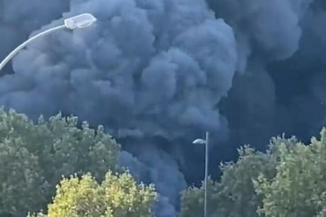Пожар во Париз, гори најголемиот пазар во светот