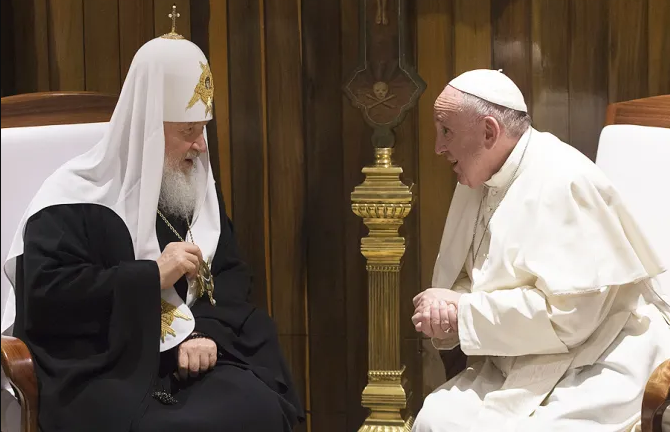 Папата Франциск со порака до рускиот патријарх: Бог е мир и не нè води по патот на војна