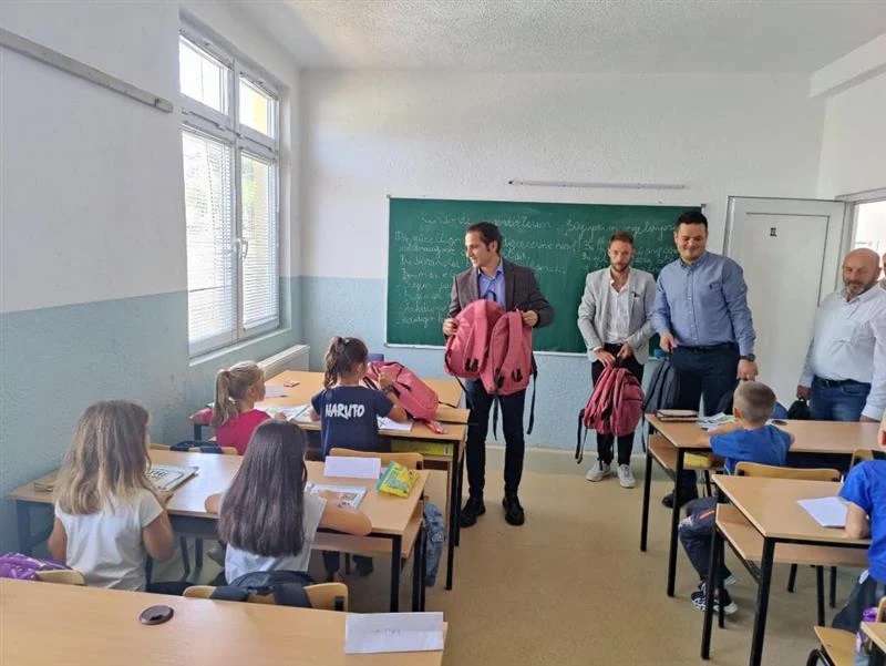 Градоначалникот на Истанбул донираше ранци и училишен прибор за првачињата во Македонија