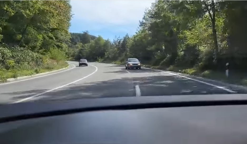 Автомобил се движи рикверц на патот Ресен-Битола