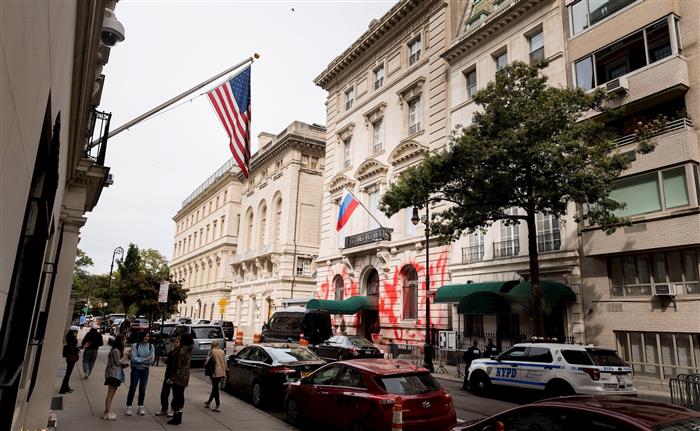 Рускиот конзулат во Њујорк ичкртан со црвена боја