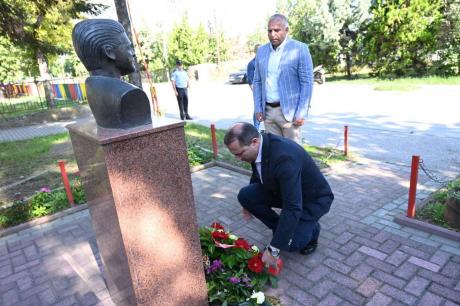 Министерот Спасовски положи цвеќе на бистата на македонскиот бранител Бобан Трпков