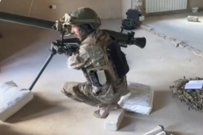 Овој украински војник не знаеше дека не смее да пука со ракетен фрлач во затворена просторија