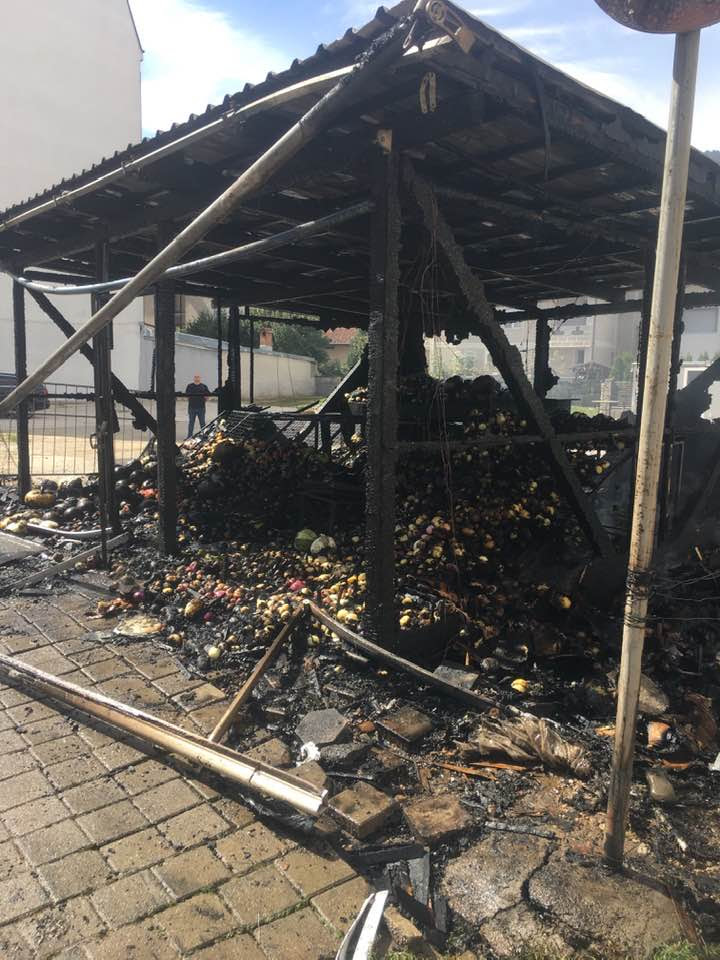 Пожарникарите изгасија голем оган од пожар на дрвена барака во Тетово