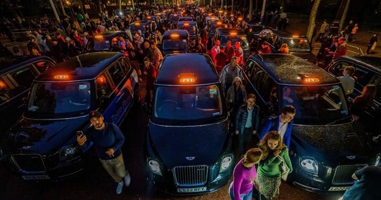 Лондонските таксисти на традиционален начин ѝ оддадоа почит на кралицата Елизабета II