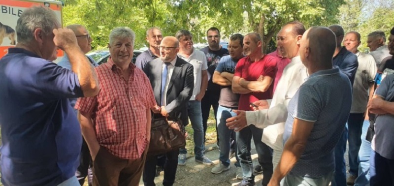 Ветеринарите се собраа пред АХВ, бараат средба со директорот Бабовски
