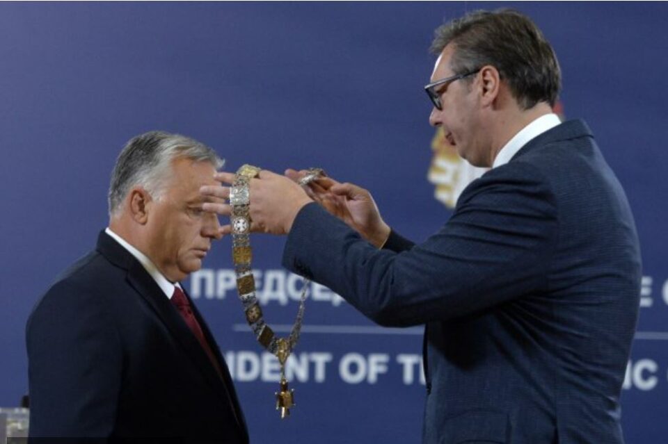Вучиќ му врачи орден на Орбан