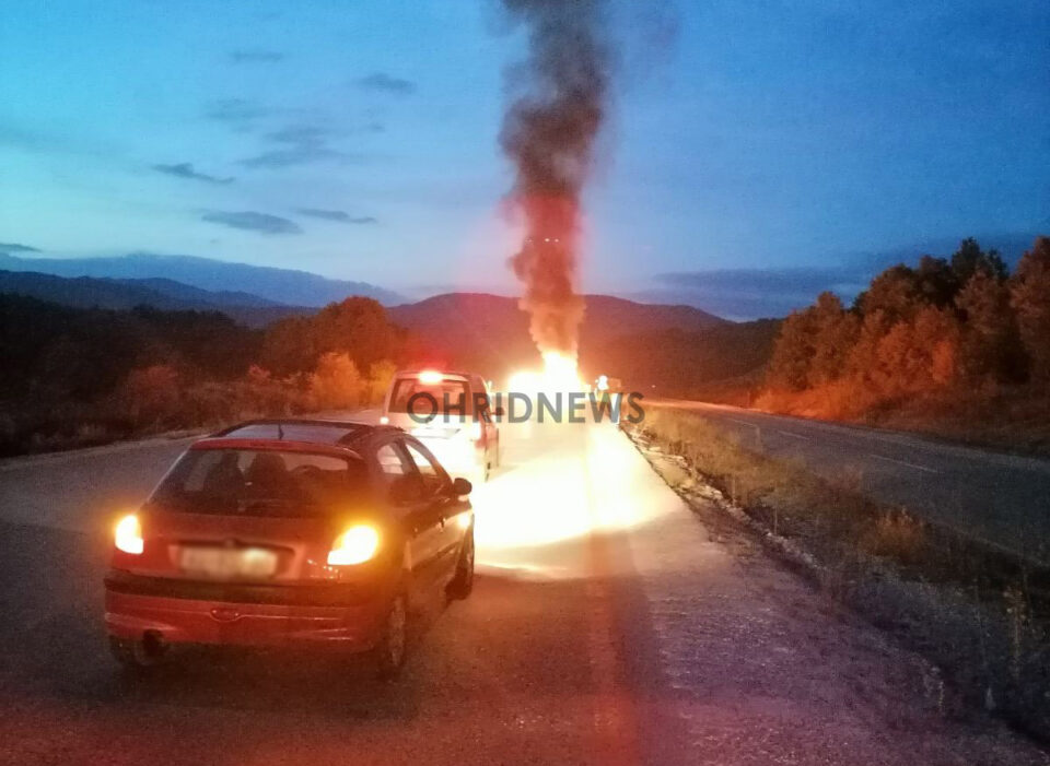Се запали автомобил на патот Охрид – Кичево