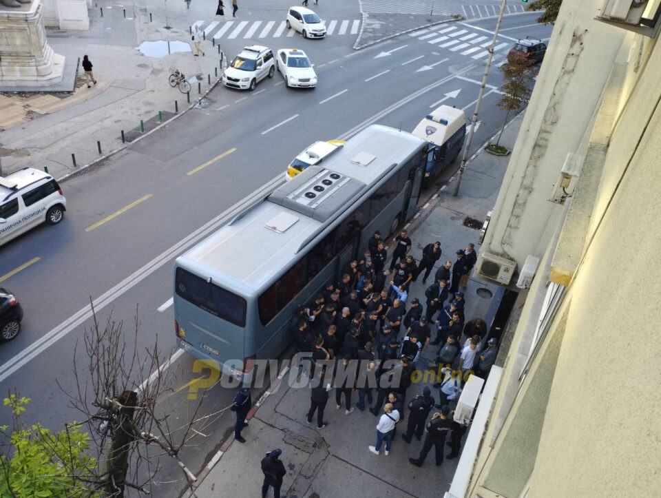 Краделе водички, му се здале на комита: Навивачите на ПАОК заглавија со полиција наместо да ги бодрат ракометарките